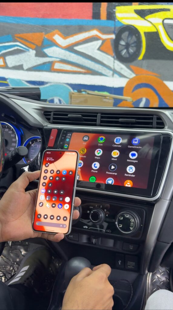 تركيب شاشة أندرويد وشاشة Apple CarPlay في سيارة هوندا داخل مركز CarMods Dubai مع دعم Android Auto والاتصال بالهاتف الذكي